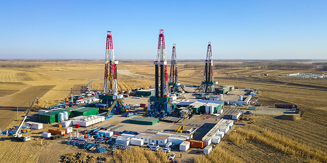 大庆油田古页油平1试验区钻井现场